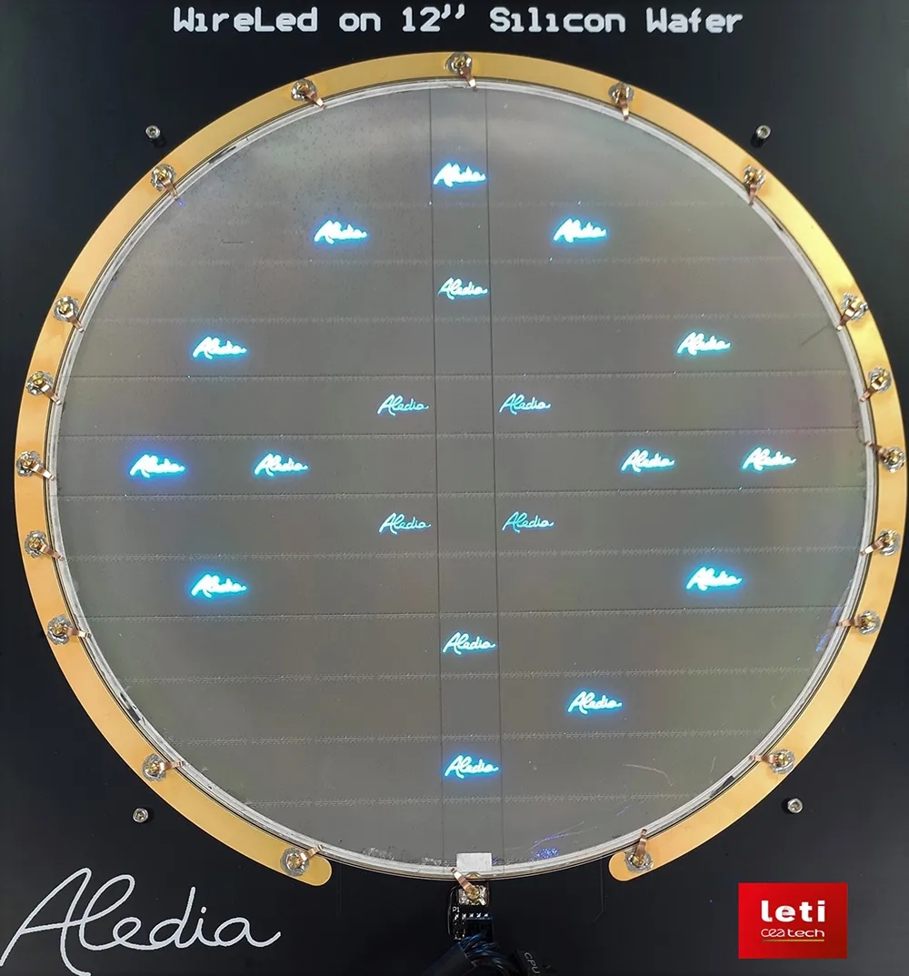 News | 全球OLED面板Q4销售将创历史新高;业界首款纳米线Micro LED芯片诞生;第四届进博会将首次设立集成电路专区